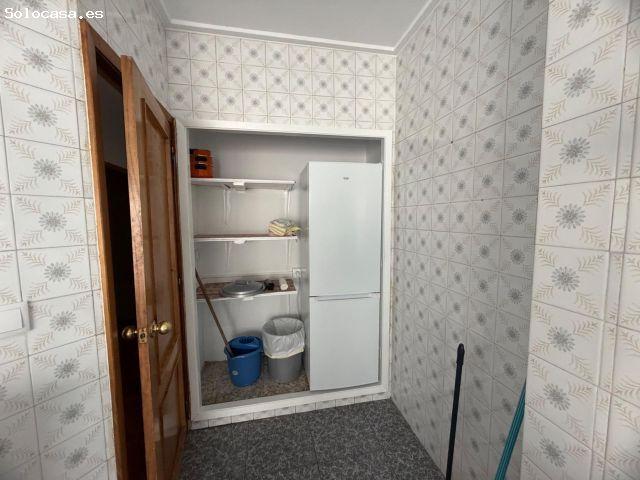 Amplio Piso Semireformado en el Corazón de Ourense Ideal para Estudiantes