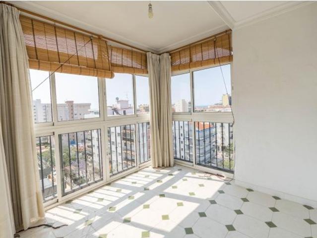 Amplio y céntrico ático con terraza y vistas al mar en Fuengirola