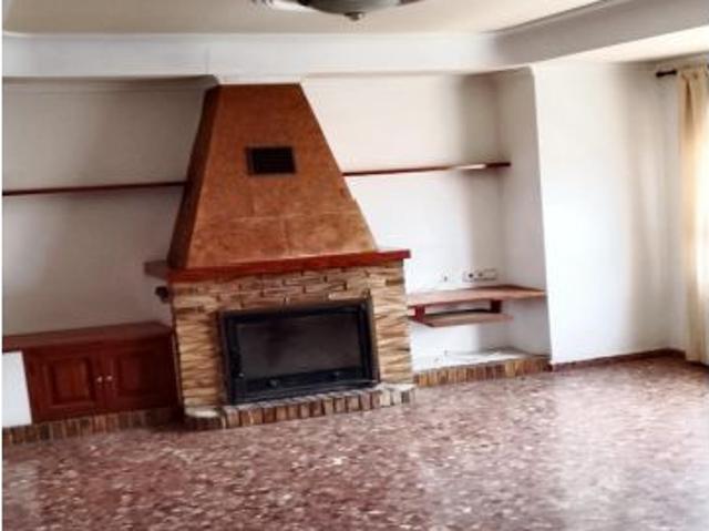 AMPLIO Y EXTERIOR CON 4 DORMITORIOS Y CHIMENEA