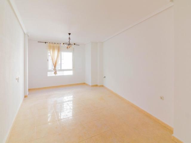 Amplio y Luminoso Piso de Tres Dormitorios en Callosa de Segura