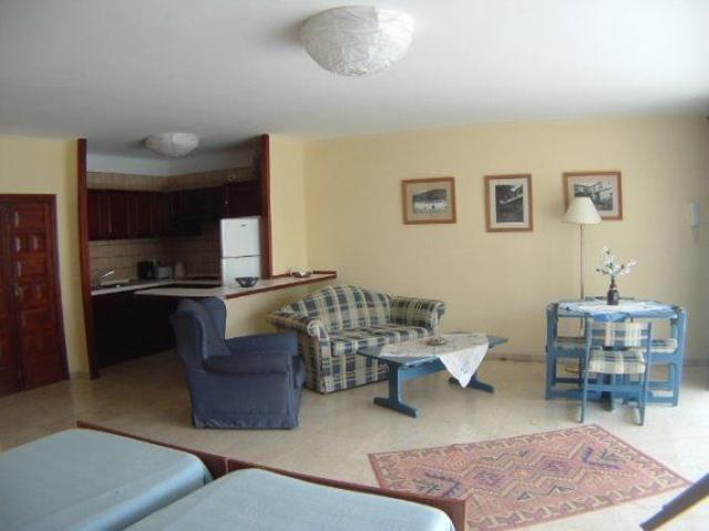 Amplio y soleado Estudio en zona tranquila. Completamente equipado. Con Terraza