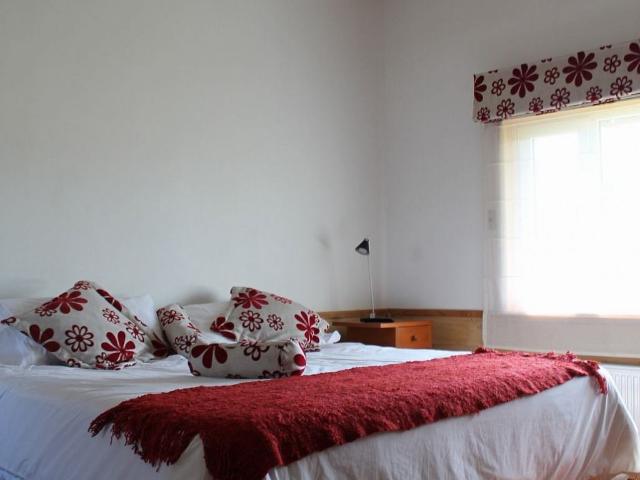 AMPLIA CASA 5D/4BAÑOS/6 ESTAC EN NUEVA BRAUNAU
