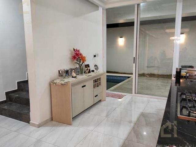 Amplia casa a la Venta, con desniveles, en primer cluster