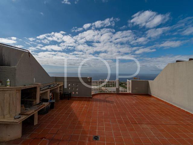 Amplia casa adosada con terraza en la azotea y vistas al mar. 109m² Los Menores