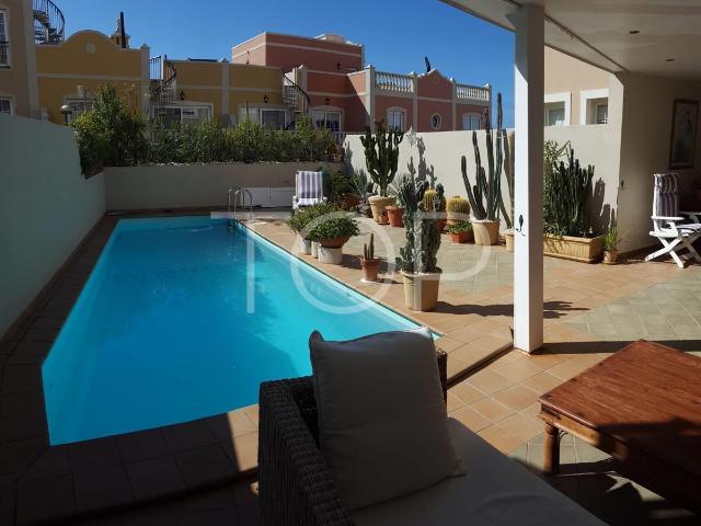 Amplia casa adosada con piscina privada y vistas al mar en P. 150m² Palm Mar