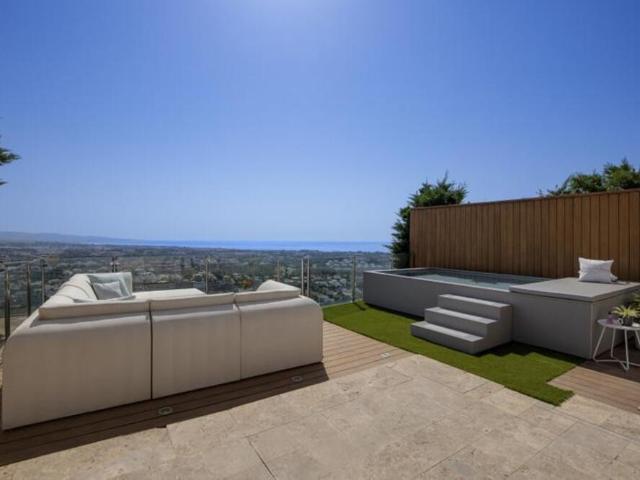 Amplia Casa Adosada de Varios Niveles con Piscina Privada y Vistas al Mar
