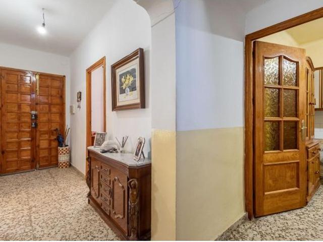 Amplia casa adosada de 5 dormitorios con patios, balcón y gran potencial en Jayena, Granada