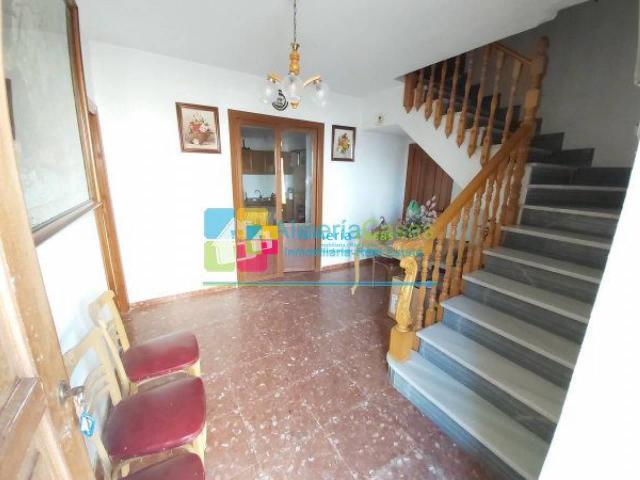 Amplia casa adosada de 7 dormitorios y 2 baños en venta en e. 239m² Albox