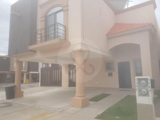 Amplia Casa Amueblada en Renta ? 3 Rec?maras ? 2.5 Ba?os ? 2 Estacionamientos