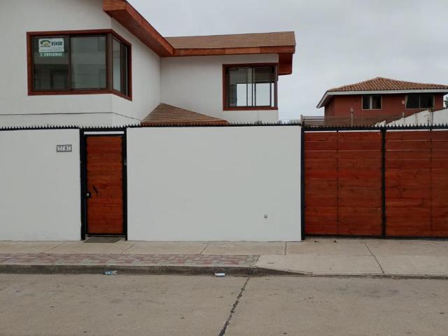 Amplia Casa Comercial de 11 Dormitorios en San Joaquín