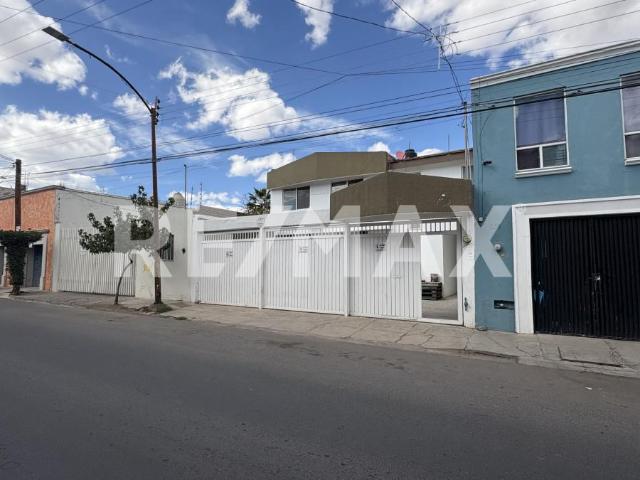 Amplia casa comercial en Renta sobre calle Pino Suarez