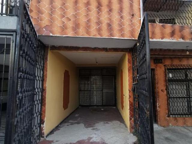 Amplia Casa con 4 Recámaras y Estudio en Lomas del Paradero