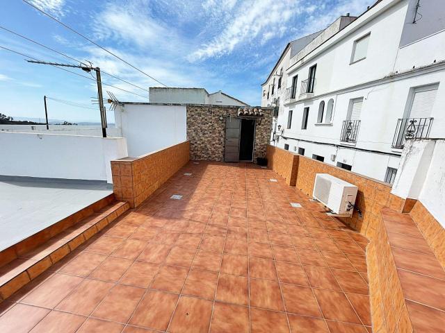 Amplia casa con azotea en venta en Alcalá de los Gazules