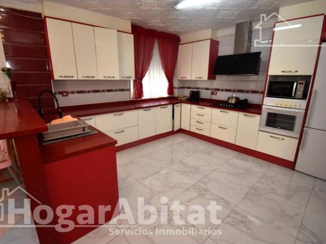 AMPLIA CASA CON GARAJE Y GRAN TERRAZA Y UNA SEGUNDA VIVIENDA