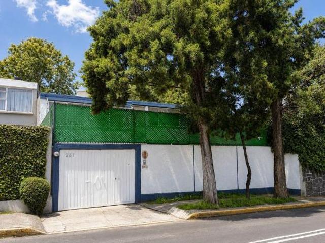 Amplia casa con gran terreno en Calzada de las Águilas, excelente ubicación