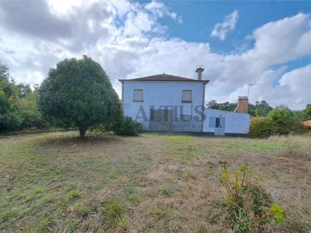 Amplia casa con gran terreno en entorno protegido, cerca del mar