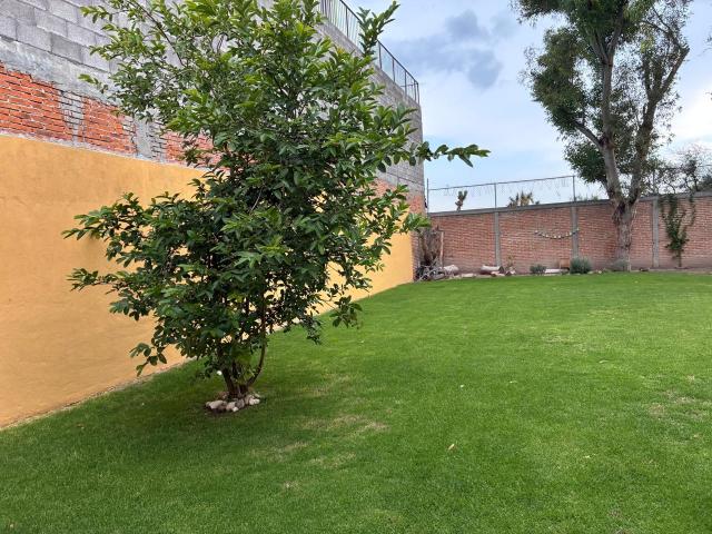 Amplia Casa con gran jard?n en Bosques de La Florida Venta/Renta