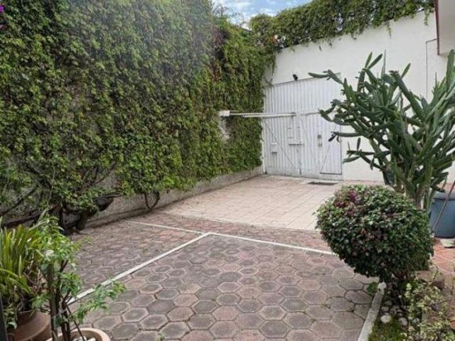Amplia Casa con doble fachada y elevador en VENTA en Col El Vergel