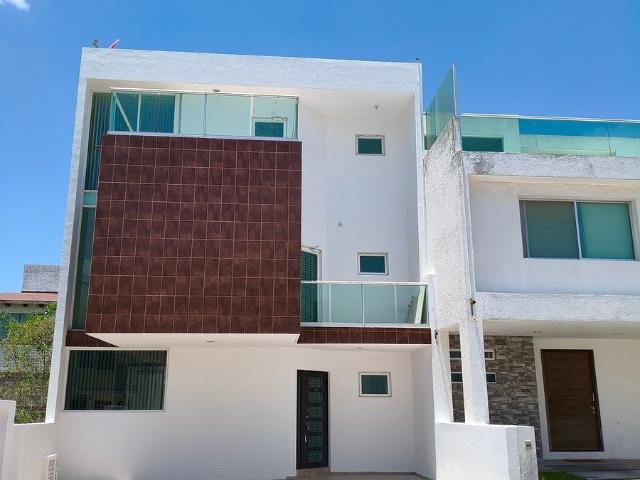 amplia casa con estudio, sala tv en privada milenio iii querétaro lucepolis