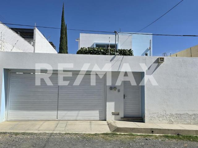 AMPLIA CASA CON EXCELENTE DISEÑO ARQUITECTÓNICO