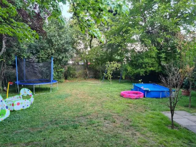 Amplia casa con hermosos jardines | 4 dormitorios por 400000. 00 en Macul