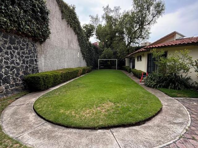 AMPLIA CASA CON JARDIN EN CALLE CERRADA