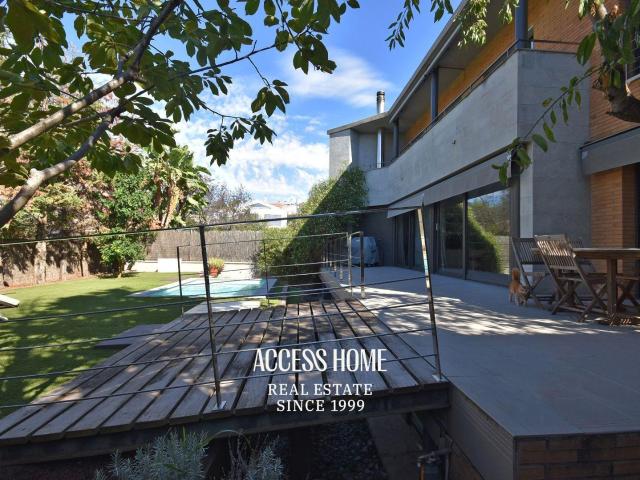 Amplia casa con jardín y piscina en zona residencial de Alel. 423m² Alella