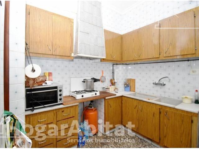 AMPLIA CASA CON LOCAL COMERCIAL Y DOS TERRAZAS