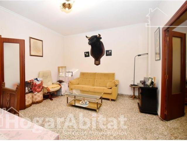 AMPLIA CASA CON LOCAL COMERCIAL Y DOS TERRAZAS
