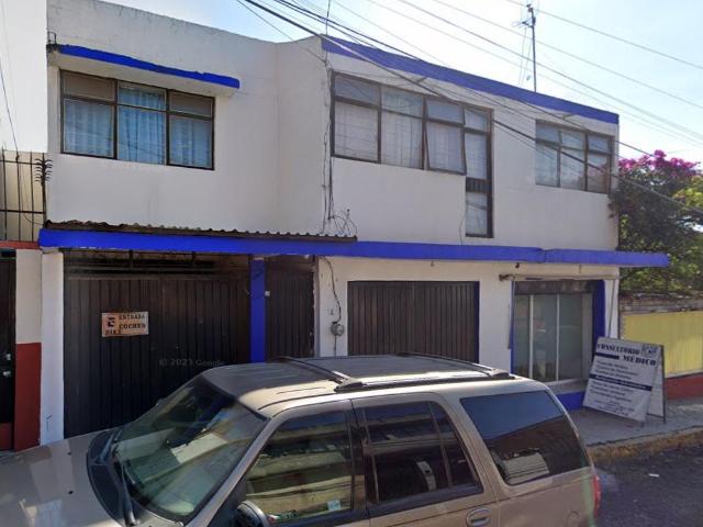 Amplia Casa con Locales en Venta en Col. Fuego Nuevo, Iztapalapa