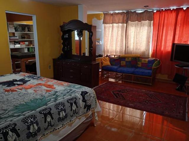 Amplia Casa con Locales en Venta en Col. Fuego Nuevo, Iztapalapa