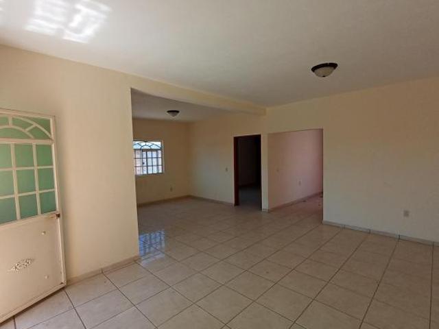 Amplia casa con más de 350 m² de jardín y terraza techada en Zapopan