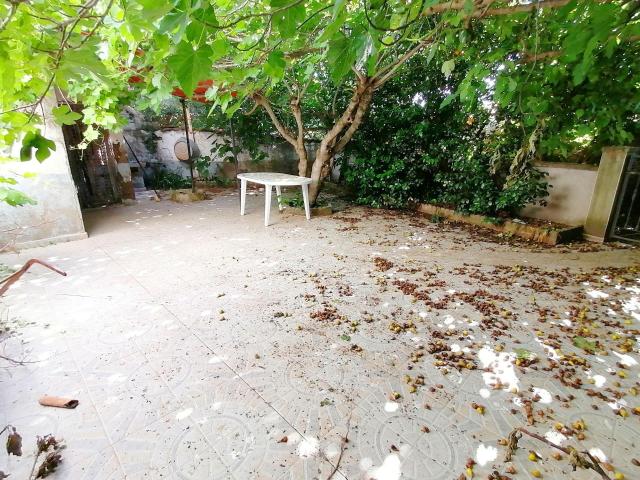 Amplia Casa con Gran Patio en Hinojal Ideal para Reformar 60.000€