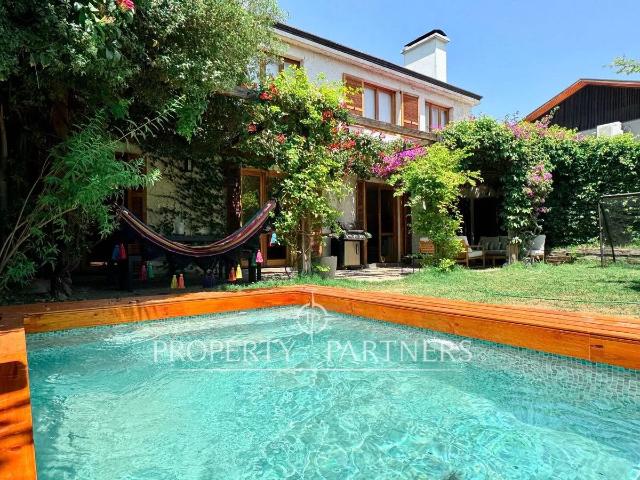 amplia casa con piscina a pasos de vma y verbo di.