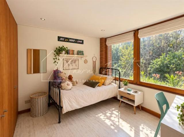Amplia casa con piscina en condominio, 810m de terreno | 5 dormitorios por 17890.00 en Huechuraba