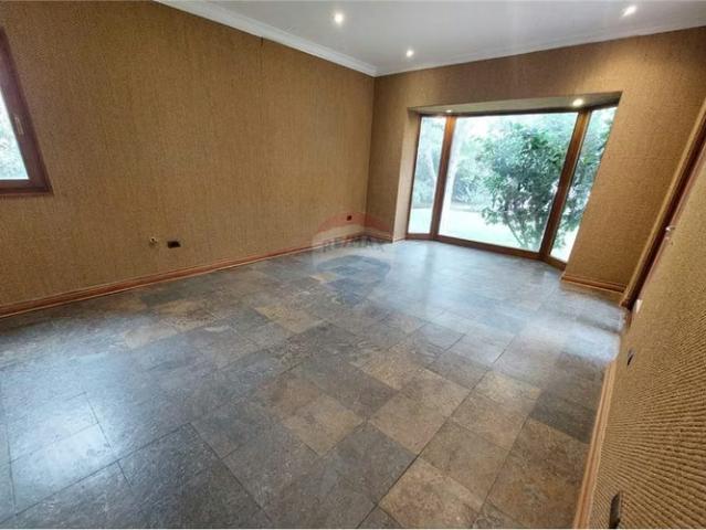 Amplia casa con privacidad gracias a su jardín. 4 dormitorios por 23500.00 en Colina
