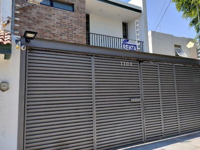 Amplia Casa con Recámara en Planta Baja y AC en Las Águilas, Zapopan