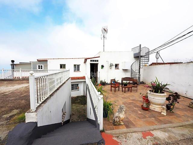Amplia casa con terreno urbano y rústico en Icod de los Vino. 325m² Los pajares
