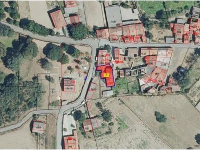 Amplia Casa con Terreno en Os Blancos, Couto Oportunidad Única