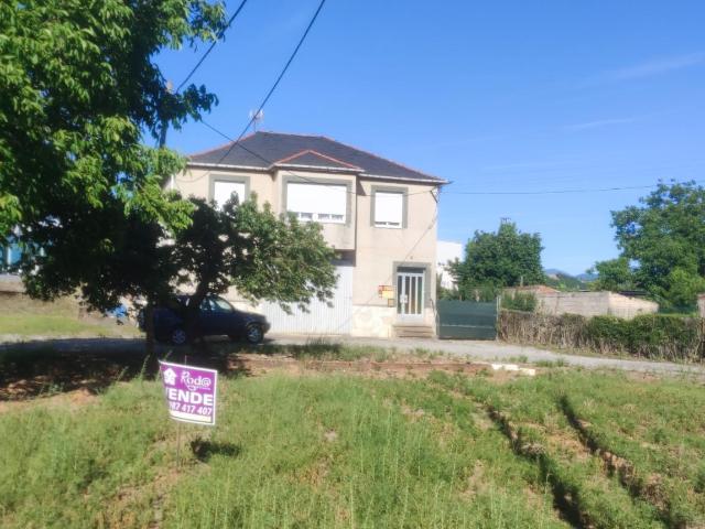 Amplia Casa con Terreno en Ponferrada por €159.000