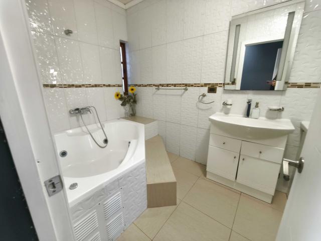 Amplia casa con uso comercial
