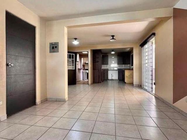 Amplia casa clásica en venta en Privada Jardines de Bugambilias