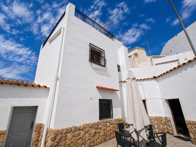 Amplia casa cueva con ampliación, estudio independiente y po. 126m² Freila