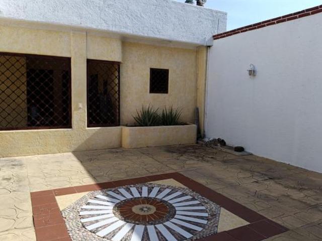 Amplia Casa de 4 Recámaras con Estudio en Santa Cruz Acapulco | $3.8 MDP Cerca de Escuelas y Comerci