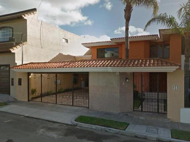 Amplia Casa de 5 recámaras con 580 m² superficie de terreno en venta en Jardines Playas de Tijuana