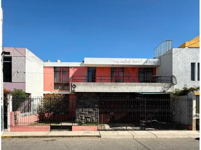Amplia Casa De 324 M² En Venta En El Cercado De Arequipa Ideal Para: * Oficinas Administrativas. * Consultorios Médicos O Odontológicos. * Centro De Capacitación. * Hostal U Hospedaje. * Airbnb