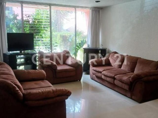 Casa en condominio de 3 niveles, 4 recamaras, estudio y 3 estacionamientos