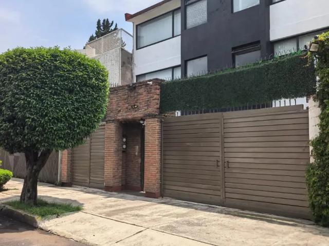 AMPLIA CASA DE 3 NIVELES EN PASEOS DE TAXQUEÑA