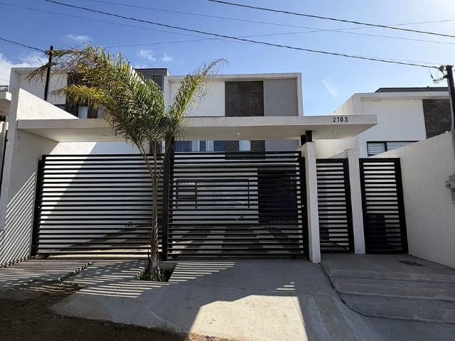 AMPLIA CASA DE 3 NIVELES EN VENTA | $4,000,000 mxn | Márquez del León