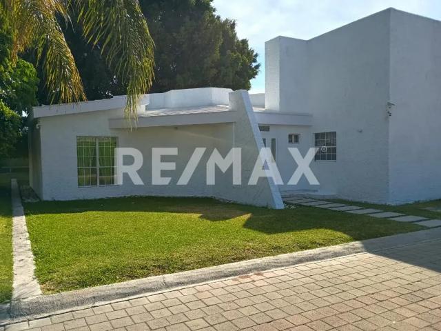 Amplia casa de una planta en Arcada Alameda, fraccionamiento privado en Celaya